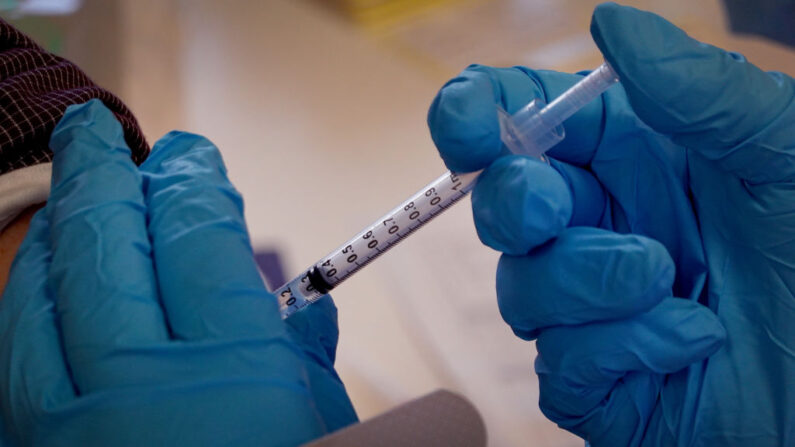 Un farmacéutico aplica una inyección de refuerzo de la vacuna COVID-19 durante un evento organizado por el Departamento de Salud Pública de Chicago en el Southwest Senior Center el 09 de septiembre de 2022 en Chicago, Illinois. (Scott Olson/Getty Images)