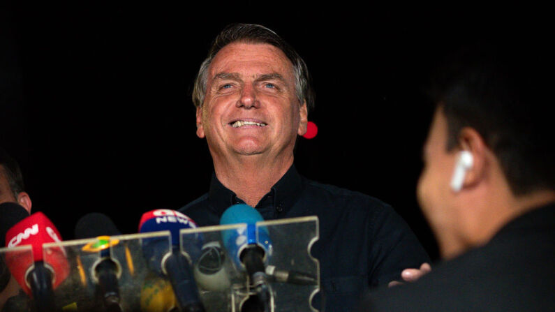 El titular y candidato Jair Bolsonaro del Partido Liberal (PL) habla durante una conferencia de prensa al final de la jornada de elecciones generales en la entrada principal del Palacio de la Alvorada el 02 de octubre de 2022 en Brasilia, Brasil. (Foto de Andressa Anholete/Getty Images)