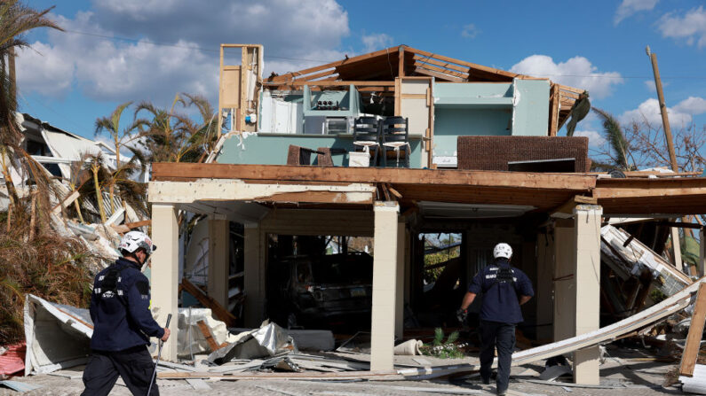 Miembros del equipo de búsqueda y rescate de la Ciudad de Miami Florida Task Force 2 revisan las casas en busca de víctimas tras el paso del huracán Ian el 3 de octubre de 2022 en Fort Myers, Florida. (Joe Raedle/Getty Images)