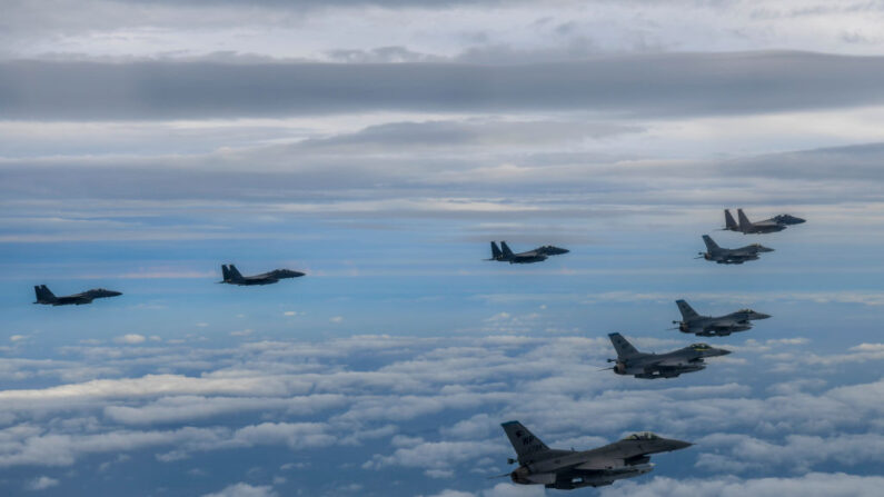 En esta imagen difundida por el Ministerio de Defensa de Corea del Sur, aviones F-15K de la Fuerza Aérea de Corea del Sur y aviones de combate F-16 de la Fuerza Aérea de Estados Unidos sobrevuelan la Península de Corea en respuesta al lanzamiento de un misil balístico de alcance intermedio (IRBM) por parte de Corea del Norte a primera hora del día, el 04 de octubre de 2022 en un lugar no revelado. (Ministerio de Defensa de Corea del Sur vía Getty Images)