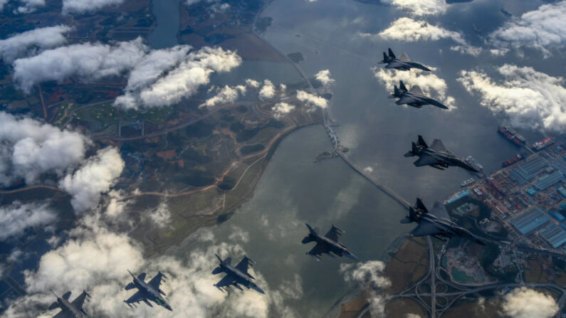 Aviones de combate F-16 de la Fuerza Aérea sobrevuelan la península de Corea en respuesta al lanzamiento de un misil balístico de alcance intermedio (IRBM) de Corea del Norte el 4 de octubre de 2022 (Ministerio de Defensa de Corea del Sur a través de Getty Images)