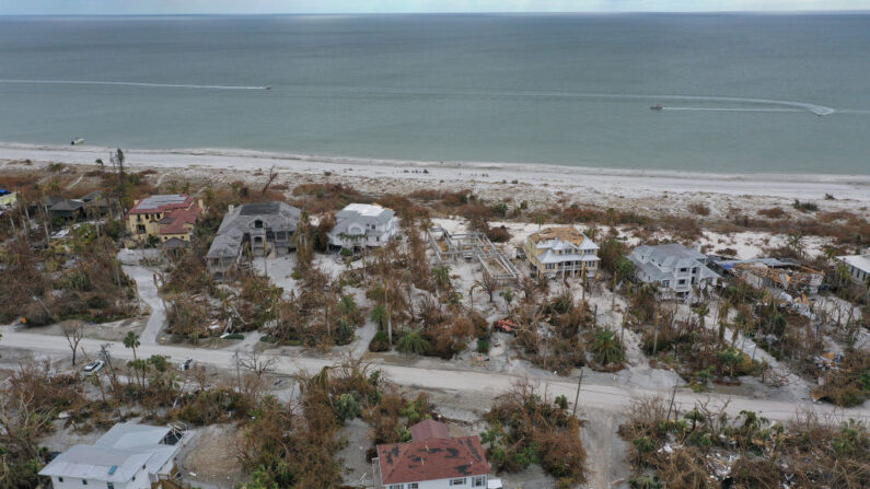En esta vista aérea, los edificios dañados se alinean en la línea de la costa después de que el huracán Ian pasara por la zona el 08 de octubre de 2022 en Sanibel, Florida. (Joe Raedle/Getty Images)

