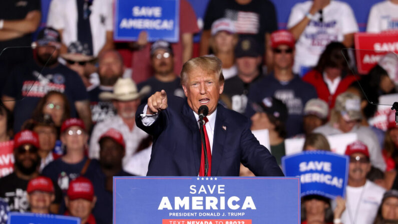 El expresidente de Estados Unidos, Donald Trump, habla durante un acto de campaña en el aeropuerto de Minden-Tahoe en Minden, Nevada, el 8 de octubre de 2022. (Justin Sullivan/Getty Images)
