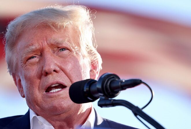 El expresidente de Estados Unidos, Donald Trump, habla en un acto de campaña en Legacy Sports USA, en Mesa, Arizona, el 09 de octubre de 2022. (Mario Tama/Getty Images)