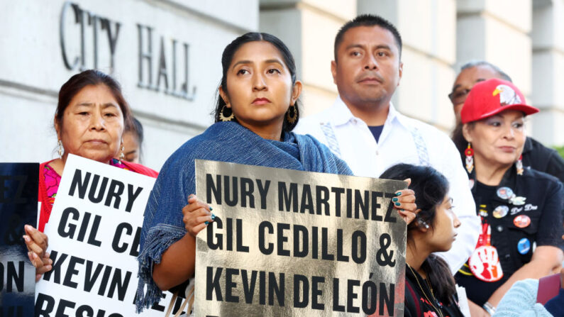 Manifestación frente al Ayuntamiento pidiendo la dimisión de los concejales de Los Ángeles Kevin de León y Gil Cedillo a raíz de una grabación de audio filtrada el 12 de octubre de 2022 en Los Ángeles, California. L.A. (Mario Tama/Getty Images)