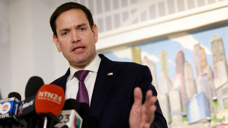 El senador Marco Rubio da una conferencia de prensa después de hacer campaña con líderes cubano-americanos en el Museo Americano de la Diáspora Cubana el 14 de octubre de 2022 en Miami, Florida. (Joe Raedle/Getty Images)