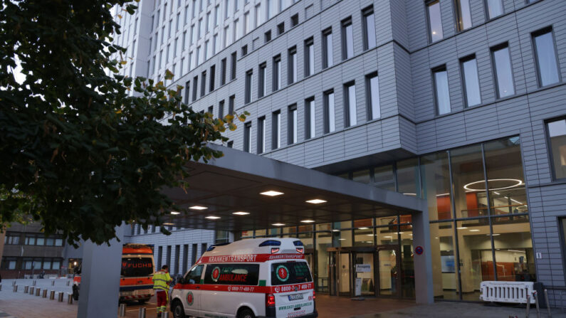 Ambulancias frente a Charite, el mayor hospital de Alemania, el 18 de octubre de 2022 en Berlín, Alemania.(Sean Gallup/Getty Images)