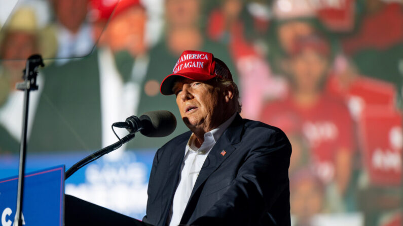 El expresidente de Estados Unidos, Donald Trump, habla en un mitin de 'Save America' en Robstown, Texas, el 22 de octubre de 2022. (Brandon Bell/Getty Images)
