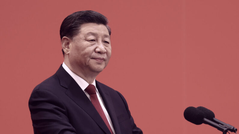 El líder chino Xi Jinping habla en la reunión entre los miembros del comité permanente del Buró Político del 20º Comité Central del PCCh y periodistas chinos y extranjeros en Beijing el 23 de octubre de 2022. (Lintao Zhang/Getty Images)
