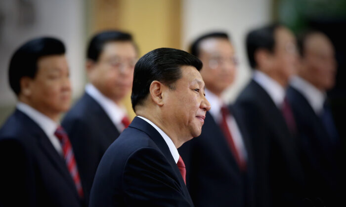 El líder chino Xi Jinping (al frente) pronuncia un discurso junto a (de izq. a der.) Liu Yunshan, Zhang Dejiang, Li Keqiang, Yu Zhengsheng y Wang Qishan, en el Gran Salón del Pueblo, en Beijing, China, el 15 de noviembre de 2012. (Feng Li/Getty Images)
