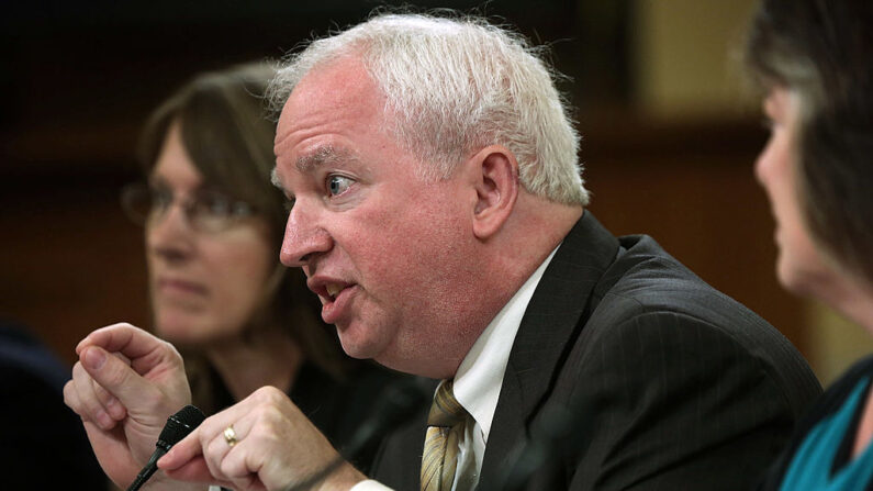 El experto en derecho constitucional John Eastman testifica durante una audiencia ante el Comité de Medios y Arbitrios de la Cámara de Representantes en el Capitolio, en Washington, el 4 de junio de 2013. (Alex Wong/Getty Images)
