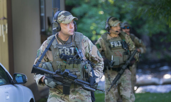 Agentes del FBI ayudan en la búsqueda a los asesinos convictos, Richard Matt y David Sweat, en Whippleville, Nueva York, el 24 de junio de 2015. (Scott Olson/Getty Images)
