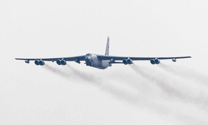 Bombardero B-52 de la Fuerza Aérea de Estados Unidos durante un vuelo. Imagen de archivo. (Chung Sung-Jun/Getty Images)