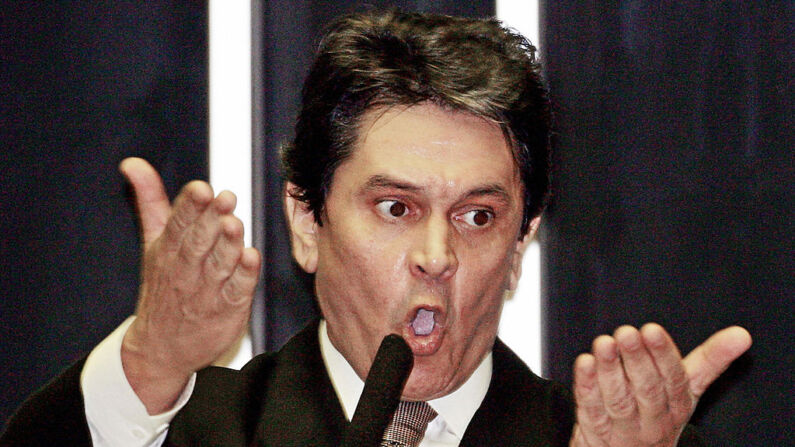 Una foto de archivo del exdiputado brasileño Roberto Jefferson,  mientras pronuncia su discurso durante una sesión de la Cámara Baja del Congreso para votar su destitución el 14 de septiembre de 2005 en Brasilia, Brasil.
(EVARISTO SA/AFP vía Getty Images)