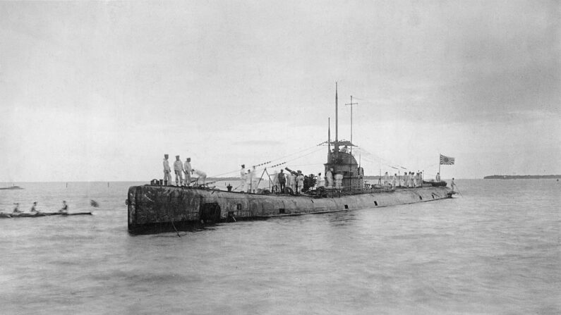 Un antiguo submarino alemán de la Segunda Guerra Mundial anclado en aguas japonesas, alrededor de 1947. (FPG/Getty Images)