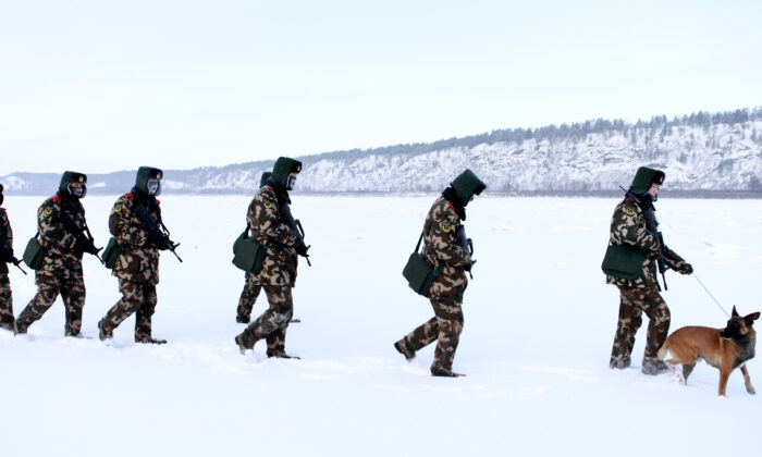 Guardias fronterizos de la policía paramilitar china entrenan en la nieve en el condado de Mohe, en la provincia nororiental china de Heilongjiang, en la frontera con Rusia, el 12 de diciembre de 2016. Mohe es el punto más septentrional de China, con un clima subártico en el que los guardias fronterizos operan a temperaturas de hasta -32 grados F. (STR/AFP via Getty Images)