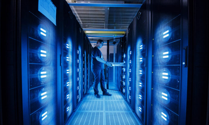Un empleado del Centro Alemán de Computación Climática DKRZ (Deutsches Klimarechenzentrum) comprueba la supercomputadora Mistral, instalada en 2016, en el Centro Alemán de Computación del Clima el 7 de junio de 2017, en Hamburgo, Alemania. (Morris MacMatzen/Getty Images)