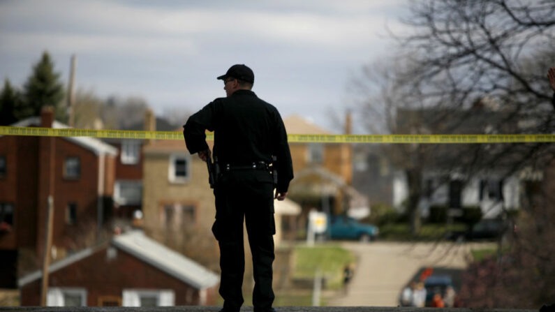 Un agente de policía vigila la escena del crimen desde una esquina cercana el 4 de abril de 2009 en Pittsburgh, Pensilvania (EE.UU.). (Ross Mantle/Getty Images)