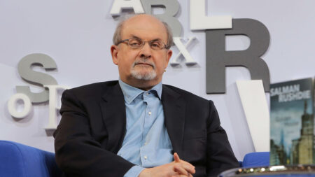 Salman Rushdie perdió uso de un ojo y una mano después del ataque en Nueva York, dice su agente
