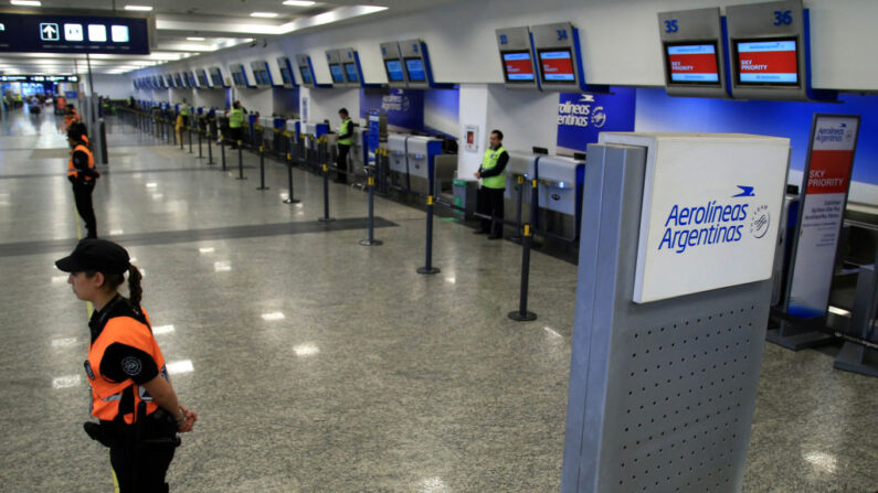 La policía vigila el puesto de facturación de la aerolínea Aerolíneas Argentinas en el aeropuerto Jorge Newbery de Buenos Aires el 31 de octubre de 2017. (Juan Vargas/AFP vía Getty Images)