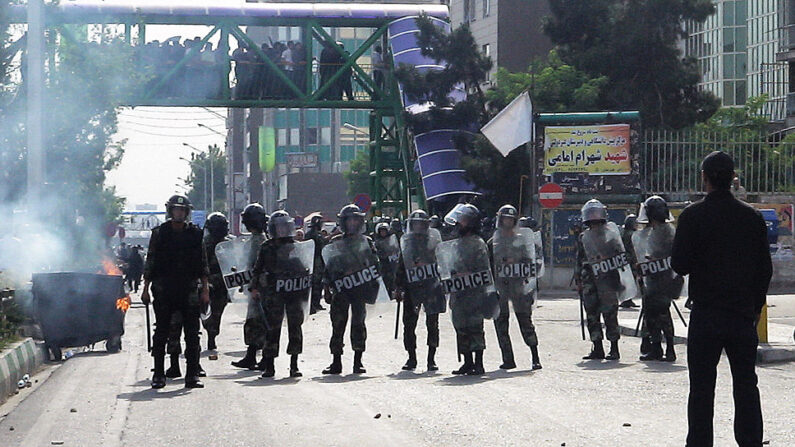 Una imagen obtenida el 21 de junio de 2009 muestra a la policía antidisturbios iraní en una calle de Teherán el 20 de junio de 2009. (STR/AFP vía Getty Images)