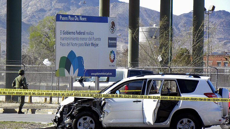 Un soldado mexicano patrulla el lugar donde fueron asesinados tres empleados del consulado de Estados Unidos en Ciudad Juárez, México, el 13 de marzo de 2010. (Jesús Alcázar/AFP vía Getty Images)