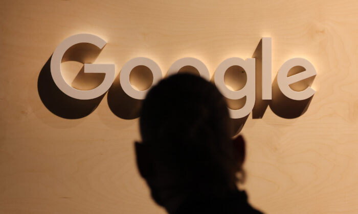 Participante de un evento en Berlín, Alemania, pasa delante de un logo de Google en un stand, el 09 de junio de 2022. (Sean Gallup/Getty Images)