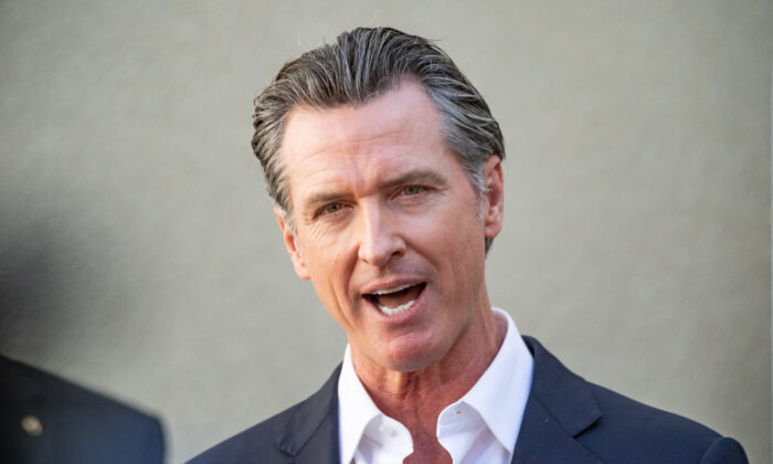 El gobernador de California, Gavin Newsom, habla en Los Ángeles, California, el 10 de noviembre de 2021. (John Fredricks/The Epoch Times)