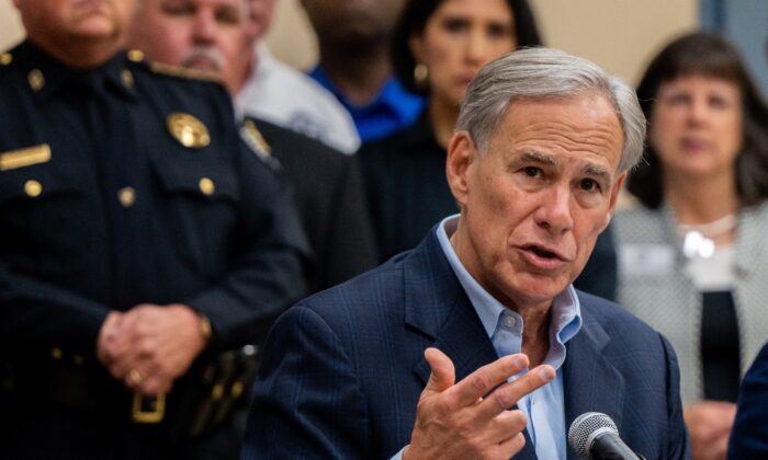 El gobernador de Texas, Greg Abbott, habla en una conferencia de prensa en Houston, el 13 de septiembre de 2022. (Brandon Bell/Getty Images)
