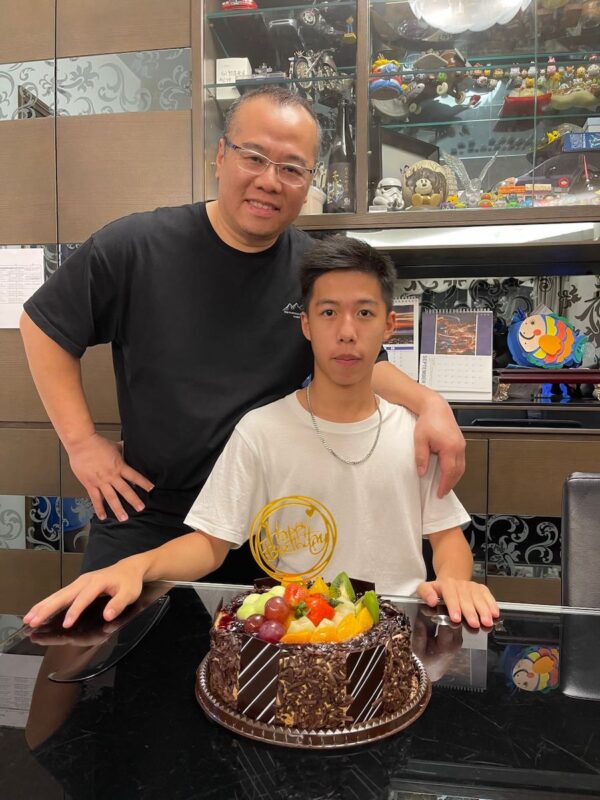 Javan celebró recientemente su 14º cumpleaños. Pasó los últimos tres años siguiendo a su padre, Billy Lie, viajando por todo Hong Kong en su tiempo libre. Le gusta apreciar la belleza de Hong Kong desde diferentes perspectivas. (Cortesía de Billy Lie)