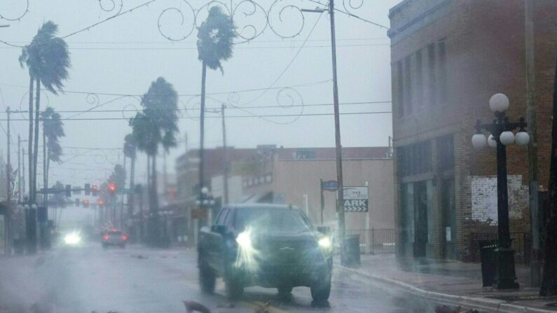 Una camioneta pasa entre escombros y palmeras caídas en el barrio de Ybor City antes de que el huracán Ian toque tierra en Tampa, Florida, el 28 de septiembre de 2022. (Bryan R. Smith/AFP vía Getty Images)
