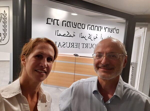 David Shuldman (D) y Avital Livny, creadora del proyecto de testimonios, en el Tribunal de Distrito de Jerusalén, Jerusalén, Israel, el 29 de septiembre de 2022. (Cortesía de Avital Livny)
