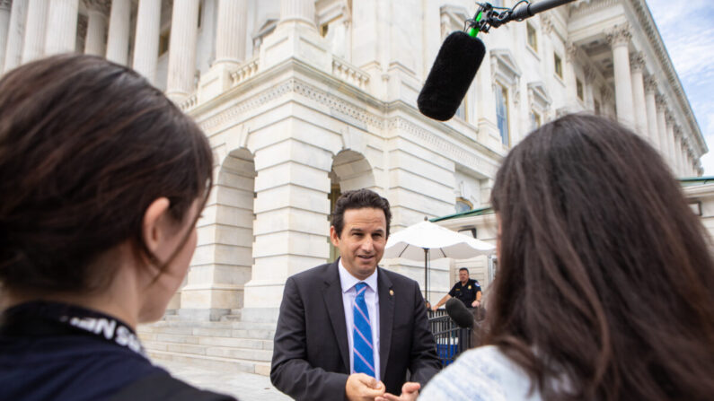 El senador Brian Schatz (D-Hawái) habla con los periodistas sobre la Ley de Reducción de la Inflación fuera del Capitolio de EE.UU. en Washington el 6 de agosto de 2022. (Anna Rose Layden/Getty Images)

