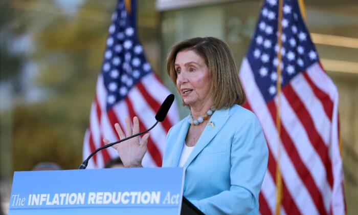 La presidenta de la Cámara de Representantes de EE. UU., Nancy Pelosi (D-Calif.), habla durante una conferencia de prensa que promueve la Ley de Reducción de la Inflación en la Clínica del Centro de Salud del Sudeste en San Francisco, el 24 de agosto de 2022. (Justin Sullivan/Getty Images)