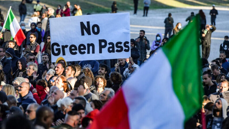 La gente se reúne durante una protesta contra el llamado Pase Verde en el Circo Massimo de Roma (Italia) el 15 de octubre de 2021. (Tiziana FabiI/AFP vía Getty Images)