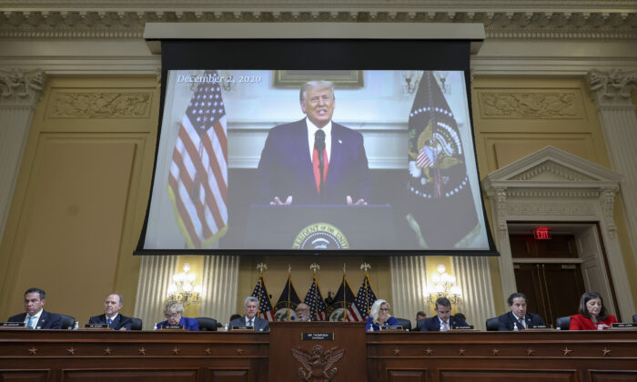 Un video del expresidente Donald Trump se reproduce durante una audiencia del comité del 6 de enero de la Cámara de Representantes en el edificio de oficinas Cannon House en Washington, el 13 de octubre de 2022. (Alex Wong/Getty Images)