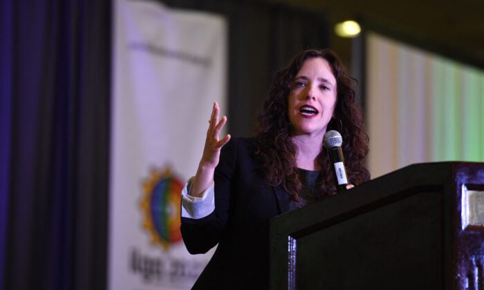 Jessica Stern, enviada especial de EE.UU. para los derechos LGBTQI+, habla en la Conferencia Mundial de ILGA 2022 (la Conferencia Mundial de la Asociación Internacional de Lesbianas, Gays, Bisexuales, Trans e Intersex), en Long Beach, California, el 2 de mayo de 2022. (Robyn Beck/AFP vía Getty Images)
