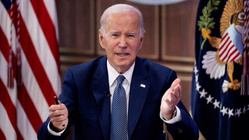 El presidente Joe Biden pronuncia un discurso virtual en la Cumbre sobre Prevención y Control de Incendios desde el Auditorio South Court de la Casa Blanca en Washington, DC, el 11 de octubre de 2022. (Brendan Smialowski/AFP vía Getty Images)
