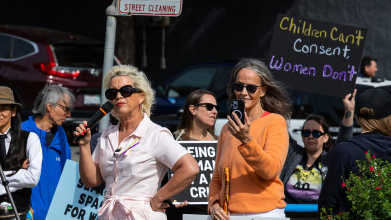 Kellie-Jay Keen (izq.) protesta con sus partidarios contra la transición de género para niños en San Francisco, California, el 22 de octubre de 2022. (John Fredricks/The Epoch Times)
