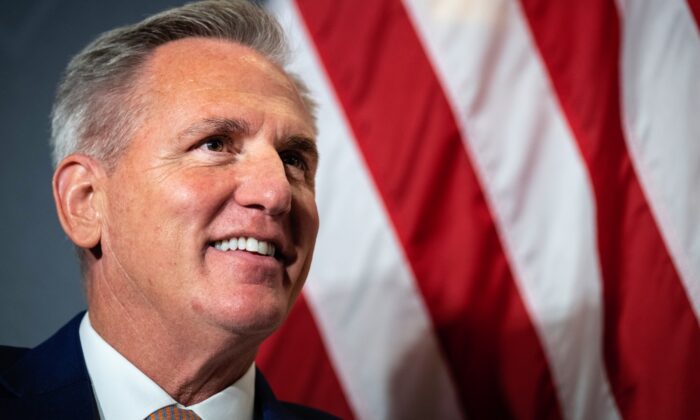 El líder de la minoría de la Cámara de Representantes, el representante Kevin McCarthy (R-Calif.), habla durante la cumbre America First Agenda, en el hotel Marriott Marquis en Washington, el 26 de julio de 2022. (Drew Angerer/Getty Images)