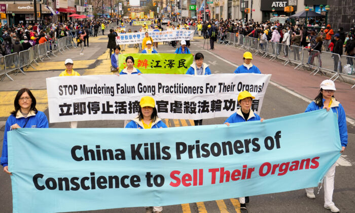 Los practicantes de Falun Gong piden el fin de la persecución del régimen comunista chino a su fe, en un desfile en Flushing, Nueva York, el 23 de abril de 2022. (Larry Dye/The Epoch Times)
