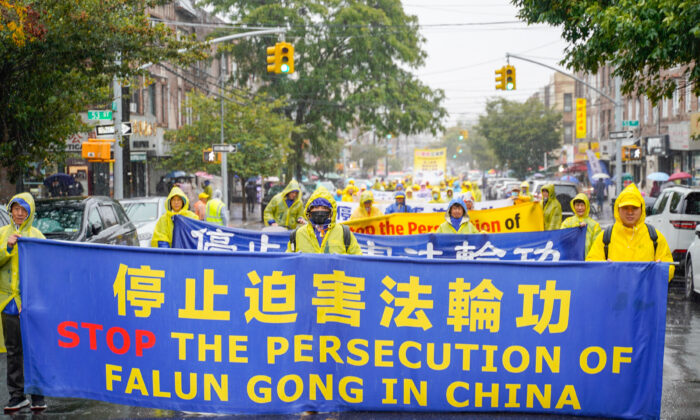 Los practicantes de Falun Gong asisten a un desfile en Brooklyn, Nueva York, el 2 de octubre, para pedir el fin de la persecución del régimen chino. (Zhang Jingchu/The Epoch Times).
