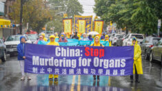 Practicantes de Falun Gong resisten la lluvia en NYC para denunciar abusos del Partido Comunista Chino