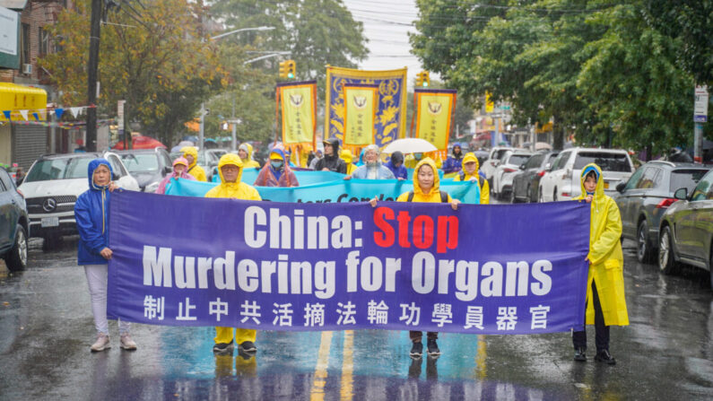 Los practicantes de Falun Gong asisten a un desfile en Brooklyn, Nueva York, el 2 de octubre de 2022, para pedir el fin de la persecución por parte del régimen chino. (Zhang Jingchu/The Epoch Times)
