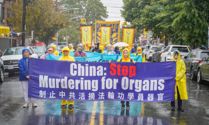 Los practicantes de Falun Gong asisten a un desfile en Brooklyn, Nueva York, el 2 de octubre de 2022, para pedir el fin de la persecución del régimen chino. (Zhang Jingchu/The Epoch Times)