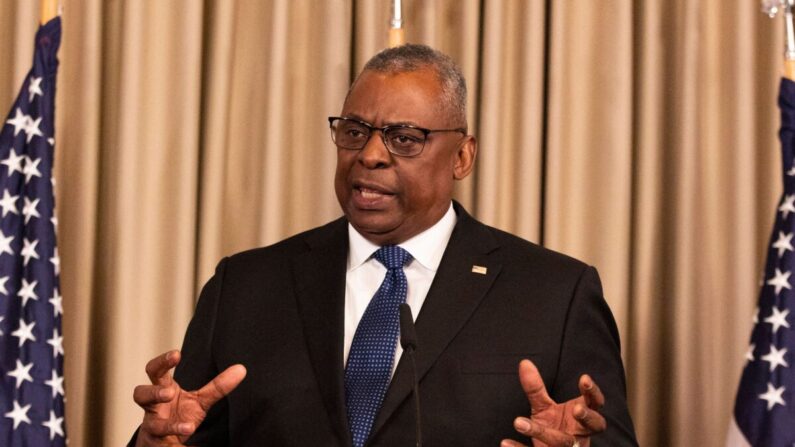 El secretario de Defensa, Lloyd Austin, hace una declaración final durante una conferencia de prensa en la Base Aérea de Ramstein, en Ramstein, Alemania occidental, el 8 de septiembre de 2022. (Andre Pain/AFP vía Getty Images)
