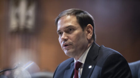 Marco Rubio acusa a Daniel Ortega y R. Murillo de presunto tráfico ilícito de migrantes desde Nicaragua