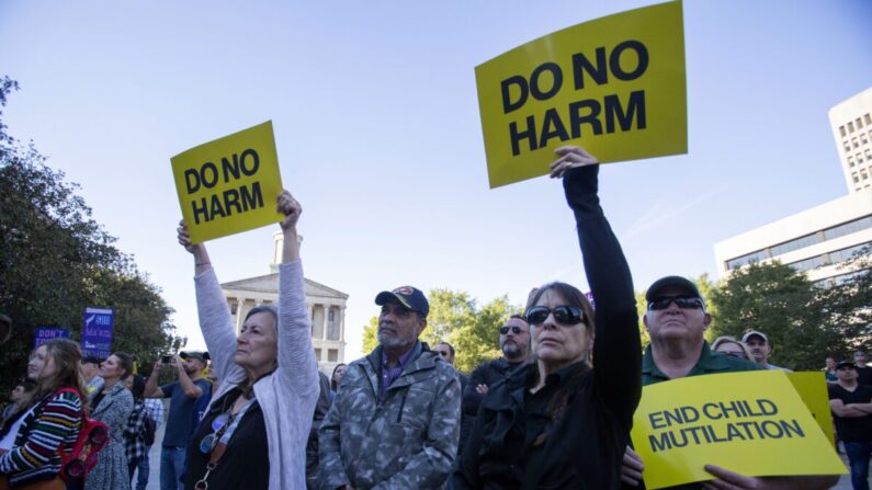 Los partidarios de la "Concentración para poner fin a la mutilación infantil" sostienen carteles mientras unos 2000 se reúnen en War Memorial Plaza el 21 de octubre de 2022 en Nashville, Tennessee. (Bobby Sanchez para The Epoch Times)
