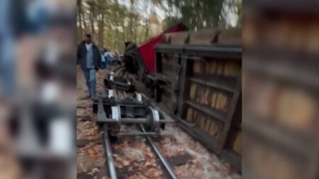 Tren de paseo descarrila en parque de atracciones de Missouri: “Rebotó como si hubiera chocado”