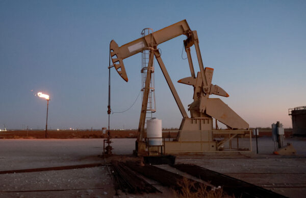 Una bomba de crudo en el campo petrolero Permian Basin, en Stanton, Texas, el 12 de marzo de 2022. (Joe Raedle/Getty Images)